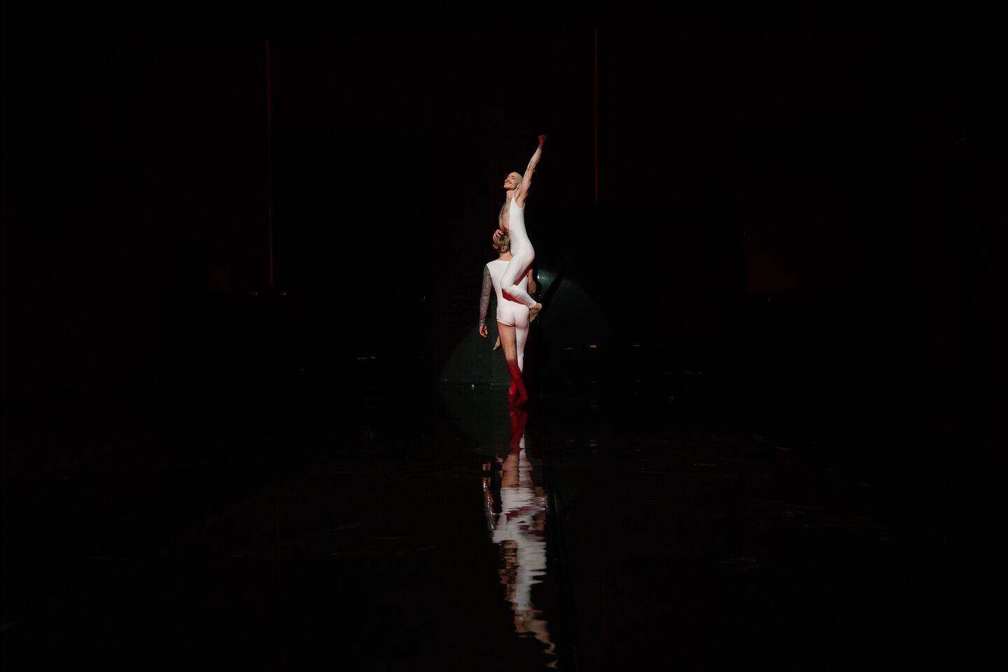 Ballettabend über Freddie Mercury von James Sutherland
Libretto von James Sutherland und Eva Wagner
Musik von Davidson Jaconello (Auftragskomposition), Queen und Arvo Pärt
Uraufführung am PREMIERE 06. Mai 2023 Kammerbühne, Staatstheater Cottbus                                                     
Foto: Bernd  Schönberger