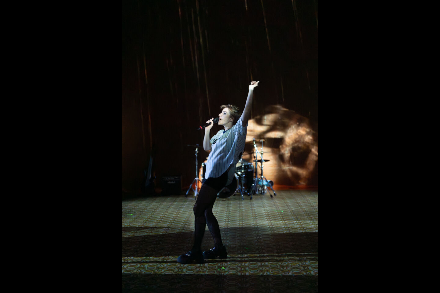 in: TESLA, DIE SPREE UND DER KIRSCHGARTEN